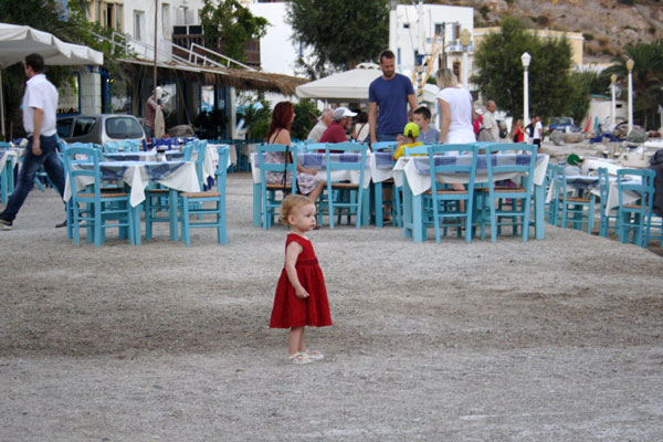 Lille pige i r&oslash;d kjole