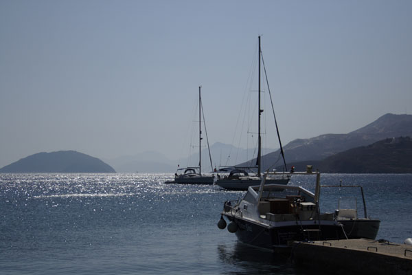 Solen leger med reflekser i havet