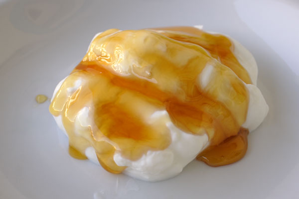 Gr&aelig;sk yoghurt med honning