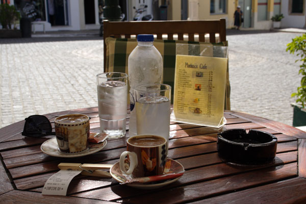 Gr�sk kaffe p� Caf� Platanos