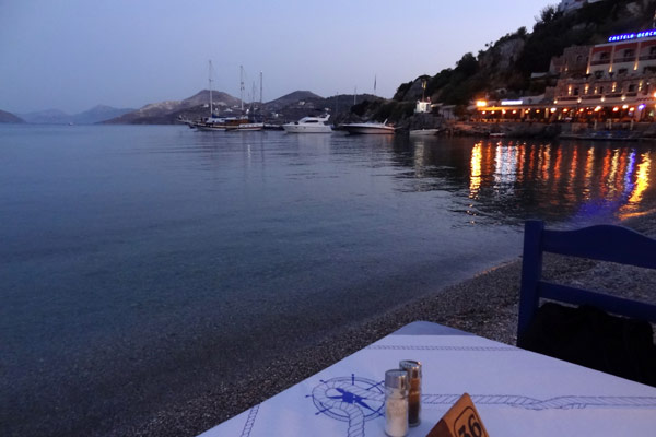 Bord i strandkanten p&aring; Taverna Psaropoula