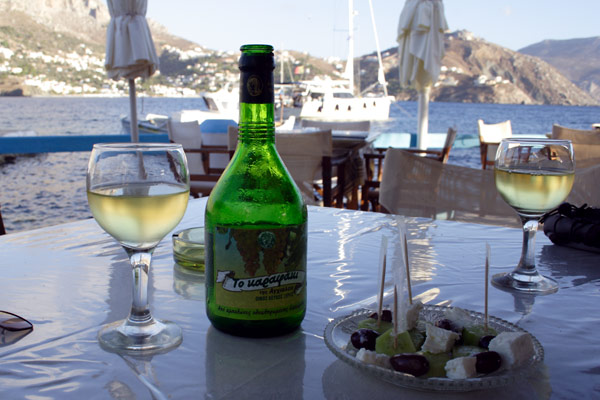 Retsina-aperitif p&aring; Telendos