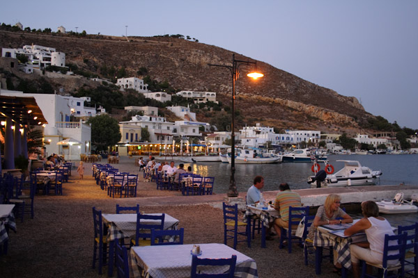 Der spises p&aring; stranden i Panteli