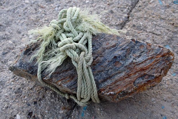 Sten p&aring; havnen i Pandeli