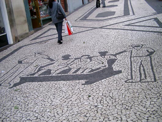 Mosaik i en g&aring;gade i Funchal.
