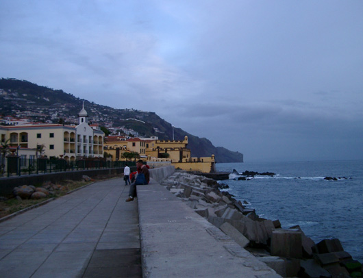 Skumring p&aring; havnefronten i Funchal.