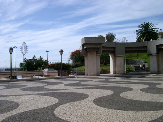 Mosaik p&aring; en plads i Funchal.