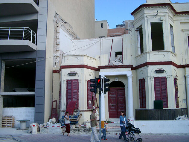 Gamle huse viger for nye p&aring; Tower Road