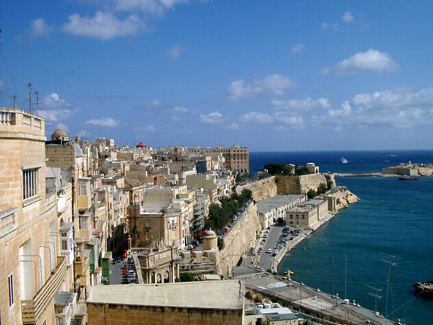 Udsigt over Valletta og indsejlingen til havnen.