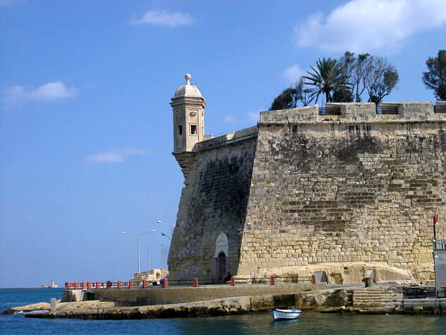 F&aelig;stningsv&aelig;rk overfor Valletta ved indsejlingen til havnen