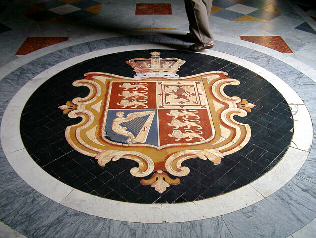 V&aring;benskjold i marmorgulv. Fra Stormesterens Palads i Valletta.