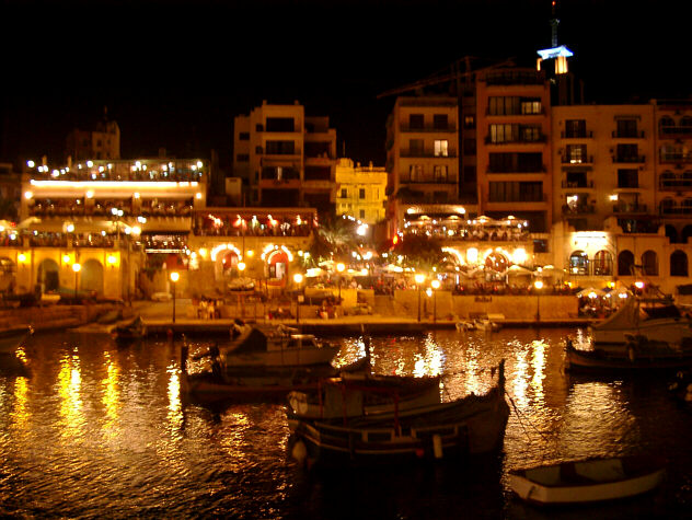 Aften i St. Julians' b&aring;dehavn.