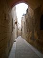 Tilknappet gade i Mdina