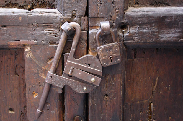 H&aelig;ngel&aring;se p&aring; en d&oslash;r i Napoli