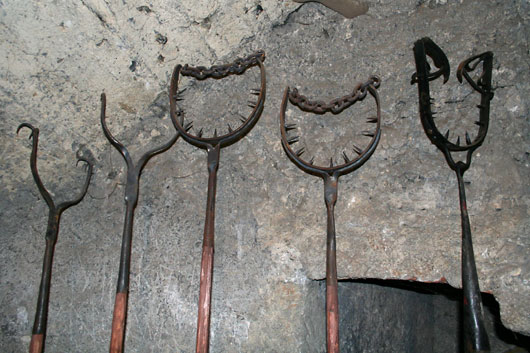 Tools for guiding prisoners