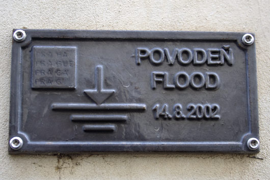 Plaque showing the water level in Prague 2002