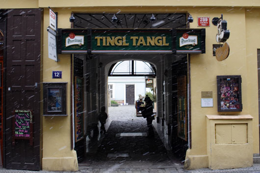 Port i Prag. P&aring; skiltet st&aring;r 'Tingl Tangl'