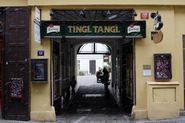 Port med skilt: 'TINGL TANGL'