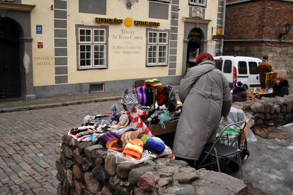 Strikkede huer og sokker til salg i Riga