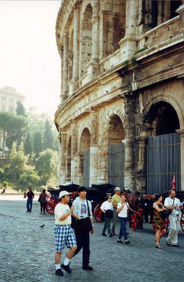 Turister uden for Colosseum