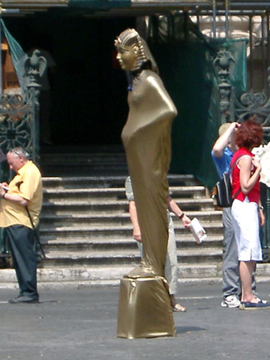 Guldstatue p&aring; Piazza Navona