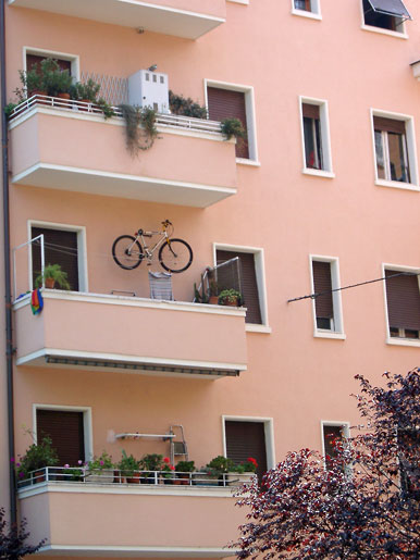 Cykel p&aring; en altan i Rom