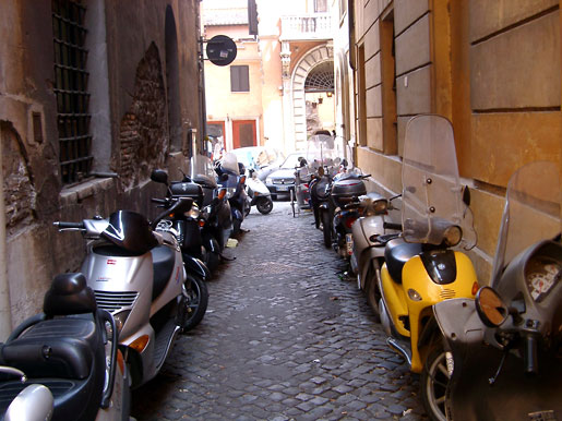 T&aelig;t parkerede Vespaer i Rom
