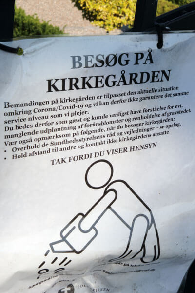 Corona-skilt p� kirkeg�rden