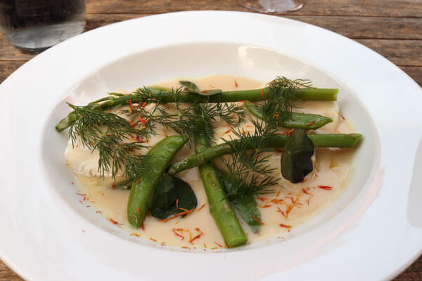 Hellefisk med asparges og sukker�rter