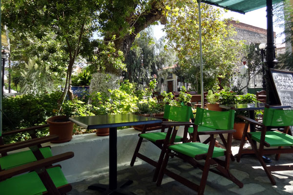 Fra Daphne's p&aring; torvet i Pythagorion