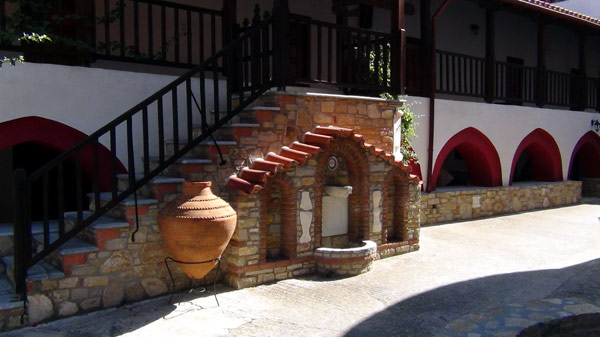 Fra klosterg&aring;rden i Megali Panagia