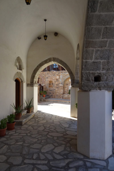 Ved kirken i Megali Panagia-klostret