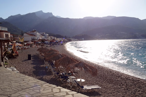 Badestranden i Kokkari p&aring; Samos