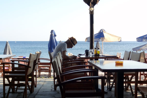 Hellere lege med sin smartphone end nyde havudsigten