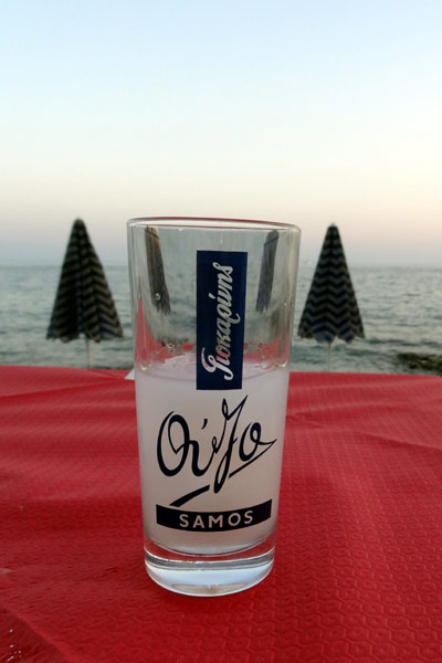 Ouzo og havudsigt p&aring; Samos