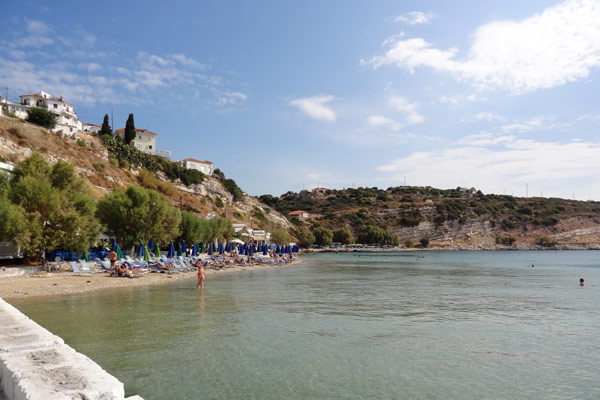 Stranden &oslash;st for havnen i Pythagorion