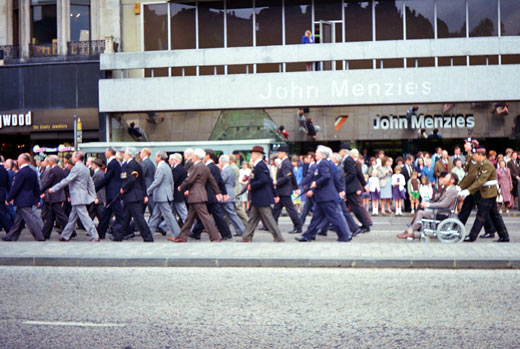 Veteraner i milit&aelig;rparade i Edinburgh