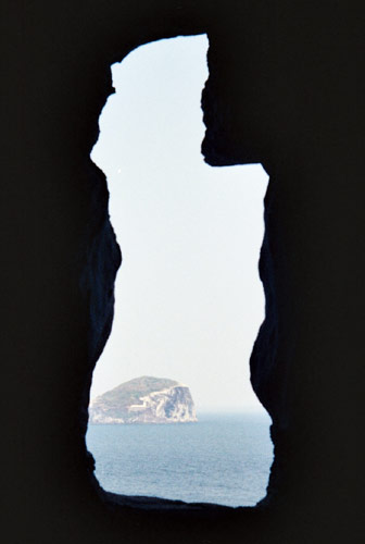 Bass Rock set gennem et vindue i Tantallon Castle