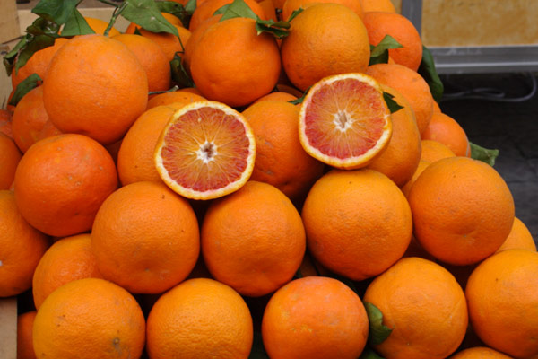 Appelsiner p&aring; markedet i Siracusa