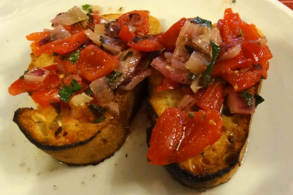 Bruschette med tomat og l&oslash;g