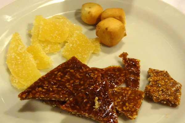 Kandiseret ingef&aelig;r og sesamfr&oslash; i karamel