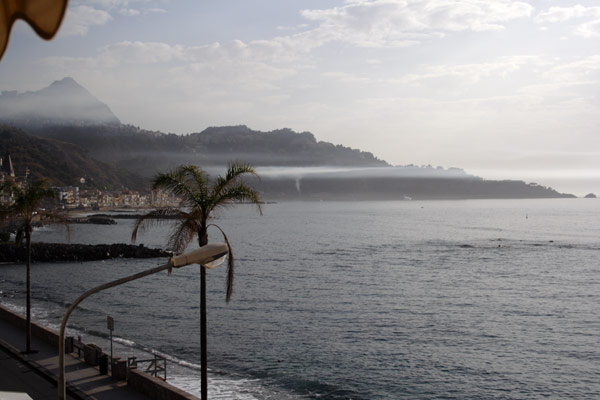 Lavth&aelig;ngende skyer Giardini Naxos