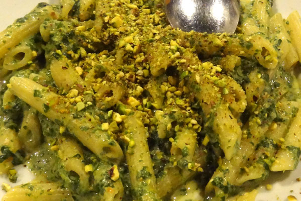Penne i pesto med pistacie