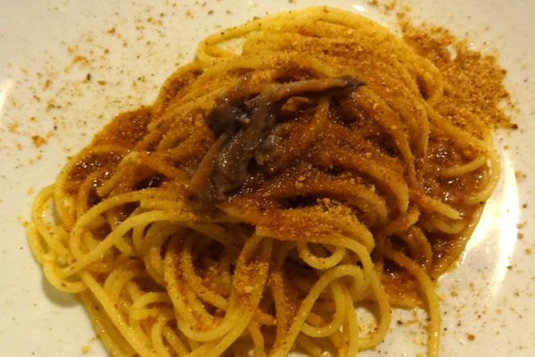 Spaghetti med ansjos og br&oslash;dkrummedrys