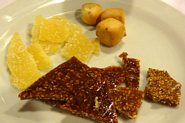 Kandiseret ingef&aelig;r og sesamfr&oslash; i karamel