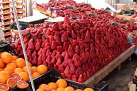 Jordb�r p� markedet i Siracusa
