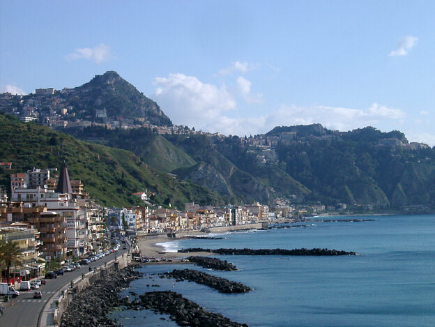 Udsigt mod Giardini med Taormina i h&oslash;jdedragene bagved.