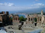 Udsigt til Giardini Naxos fra det gr&aelig;ske teater i Taormina