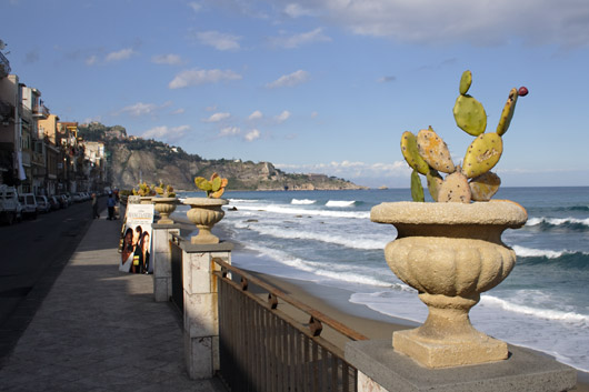 Strandpromenaden i Giardini Naxos