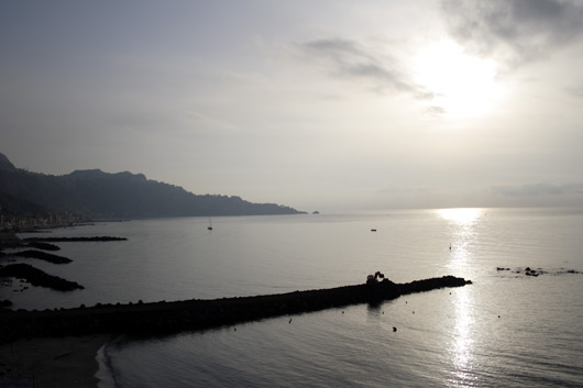Solopgang over bugten ved Giardini Naxos